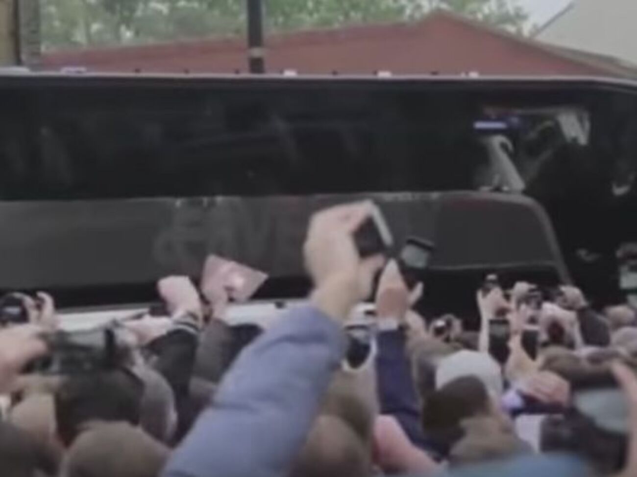 Из-за инцидента игра началась с 45-минутным опозданием