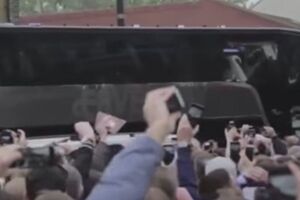 Из-за инцидента игра началась с 45-минутным опозданием