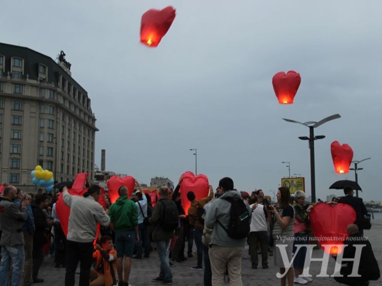 "Фонарики надежды" для Савченко запустили в Киеве