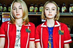 Лили-Роуз Депп (справа) сыграет в фильме вместе со своим отцом Джонни Деппом