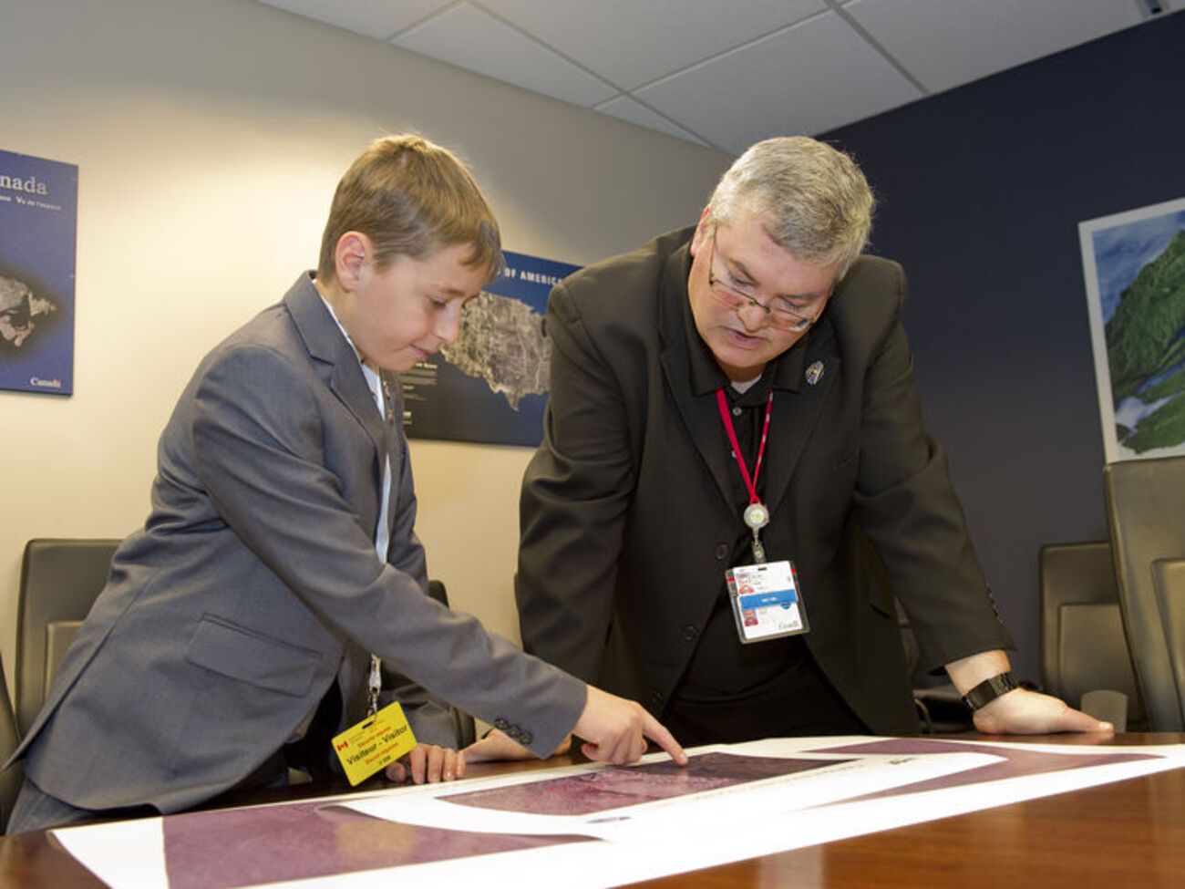 Уильям Гадури и координатор проектов в Канадском космическом агентстве Даниэль Де Лиль