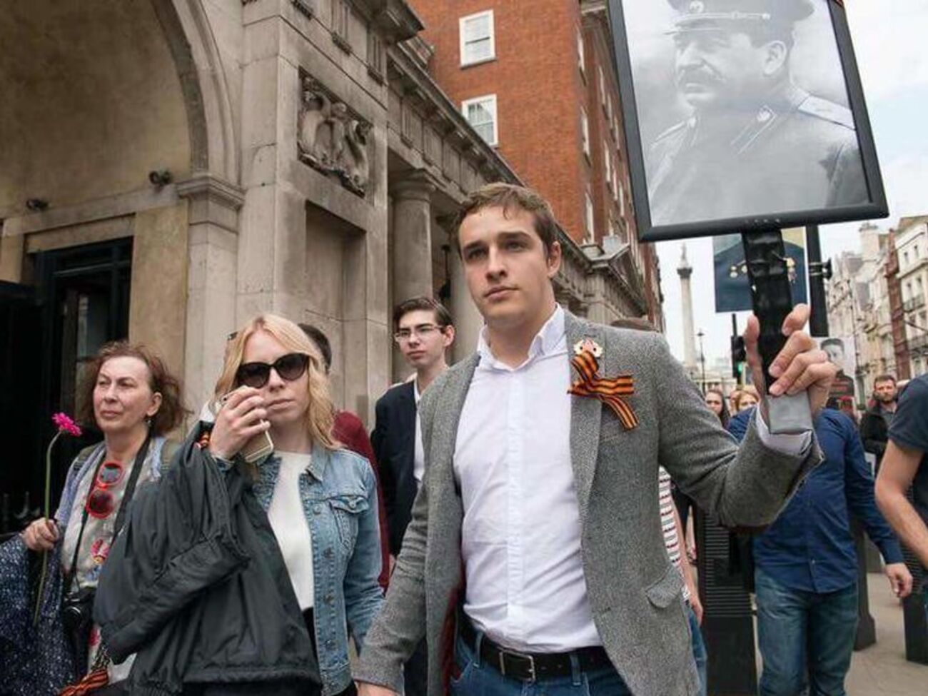 На акцию "Бессмертный полк" в Лондоне студент-россиянин взял вместо портрета родственника портрет Сталина