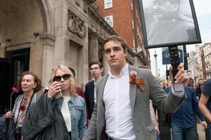 На акцию "Бессмертный полк" в Лондоне студент-россиянин взял вместо портрета родственника портрет Сталина