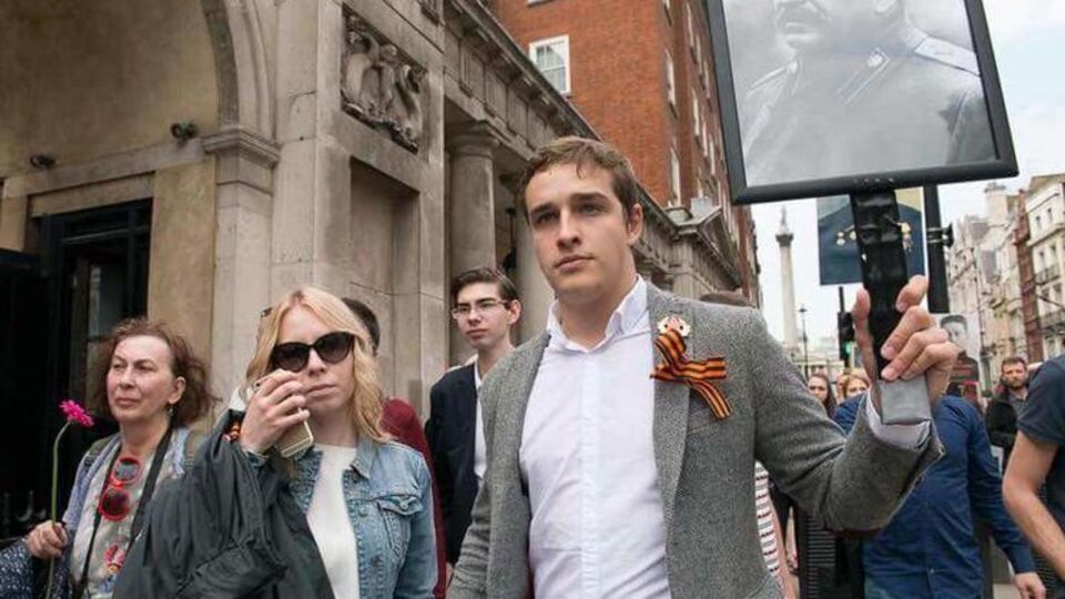 На акцию "Бессмертный полк" в Лондоне студент-россиянин взял вместо портрета родственника портрет Сталина