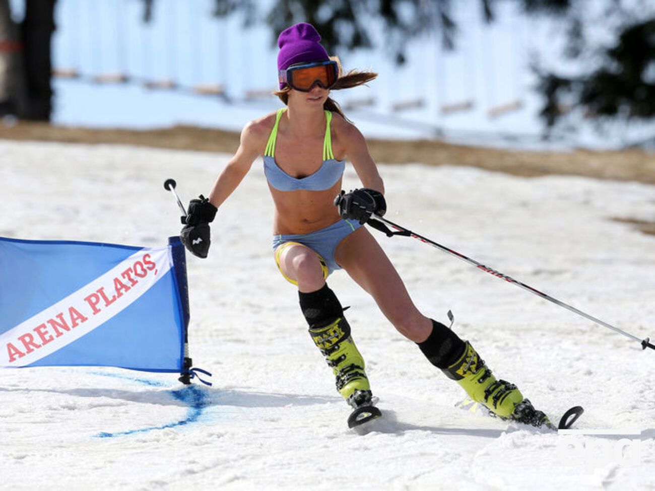 Запрет распространяется не только на изображения девушек в бикини, но и на полураздетых мужчин