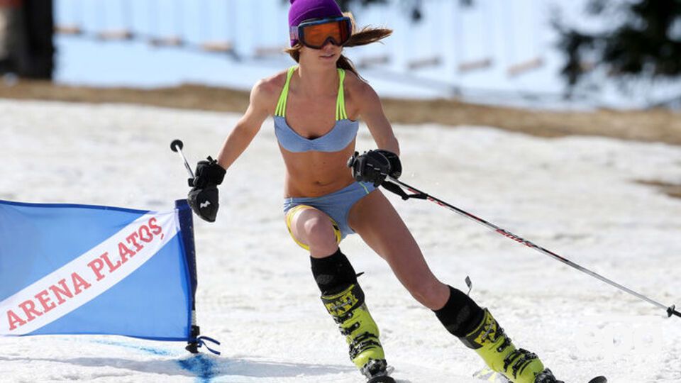 Запрет распространяется не только на изображения девушек в бикини, но и на полураздетых мужчин