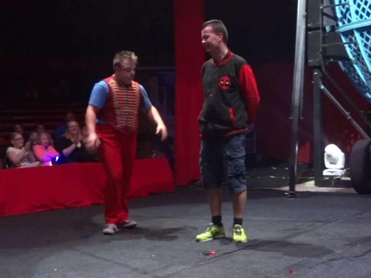 После участия в комедийном номере мужчина не смог встать на ноги