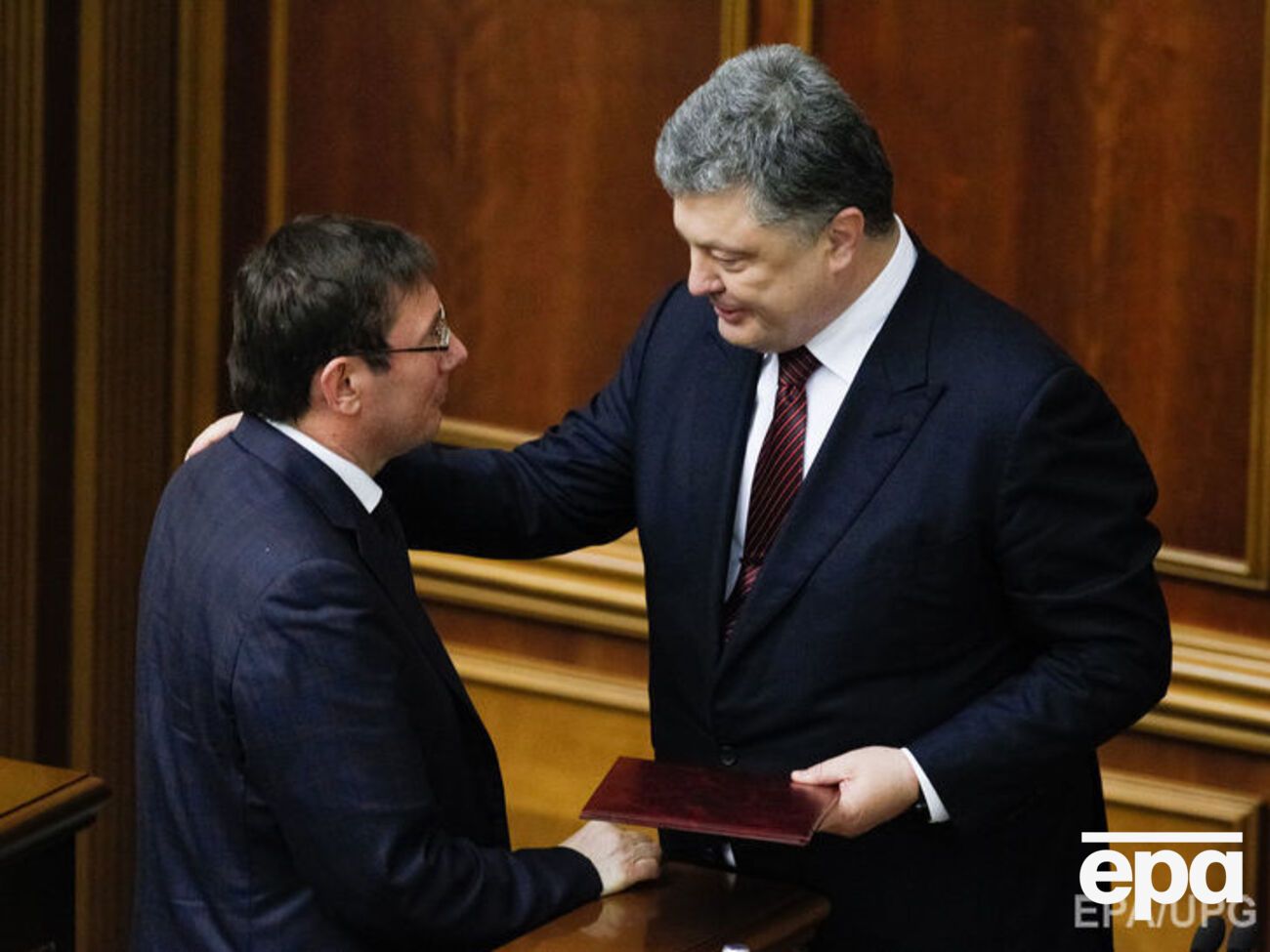 Луценко сложил депутатские полномочия