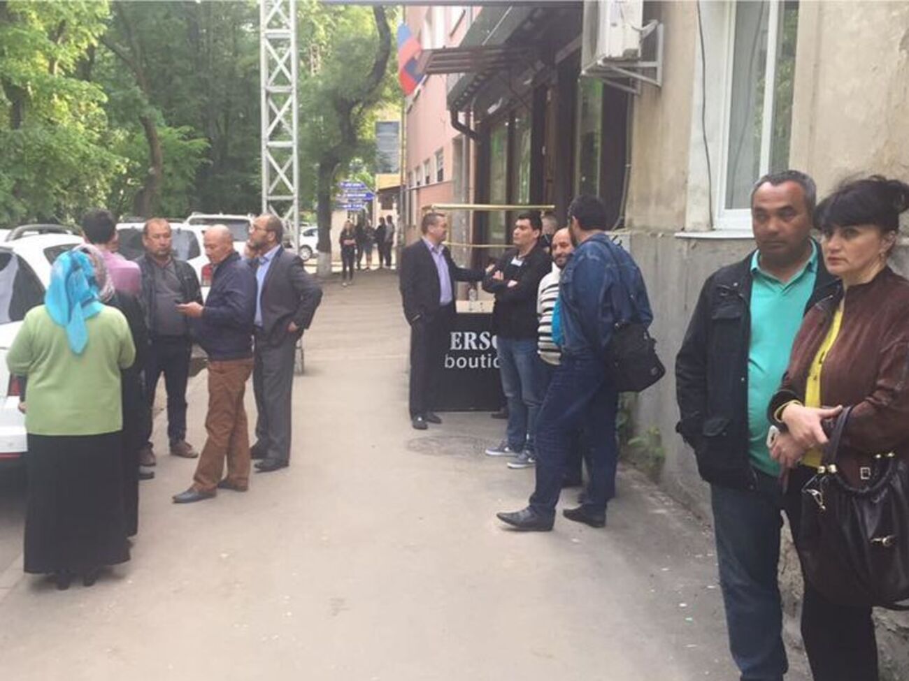 Родные, друзья и знакомые Ильми Умерова у здания ФСБ в Симферополе