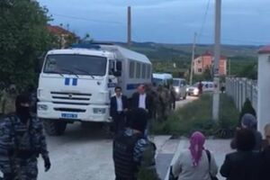 На обыск к Умерову российские силовики приехали с КамАЗом ОМОНа
