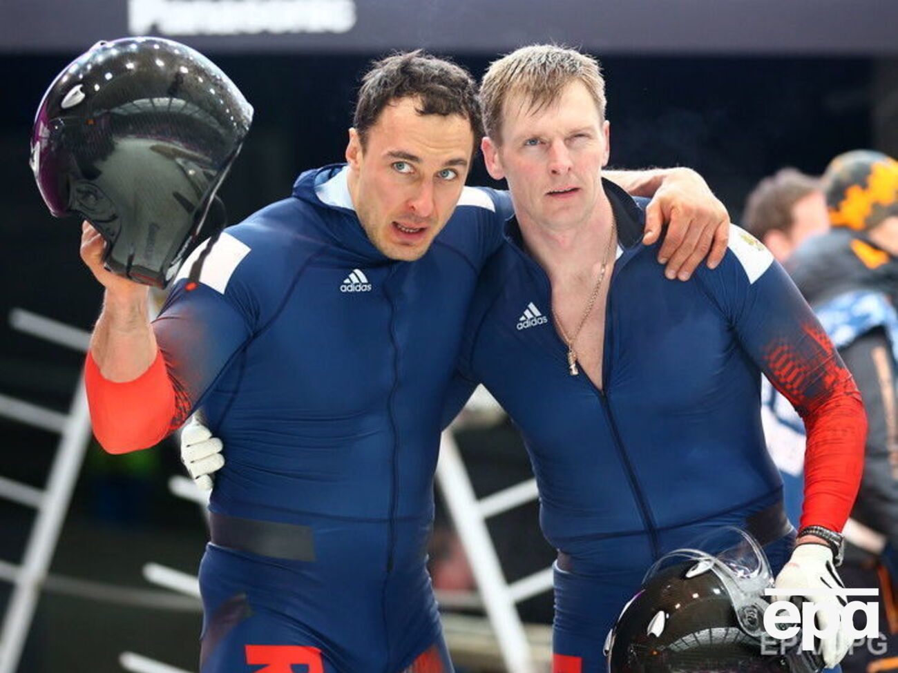 Российские бобслеисты Алексей Воевода и Александр Зубков празднуют победу на соревнованиях двоек в Сочи, 16 февраля 2014 года