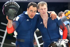 Российские бобслеисты Алексей Воевода и Александр Зубков празднуют победу на соревнованиях двоек в Сочи, 16 февраля 2014 года