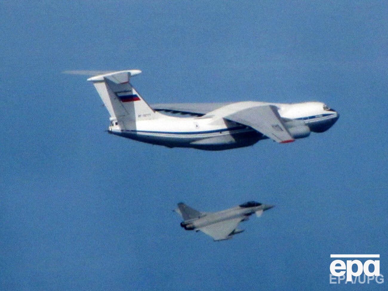 Истребитель Typhoon перехватывает российский транспортник Ил-76