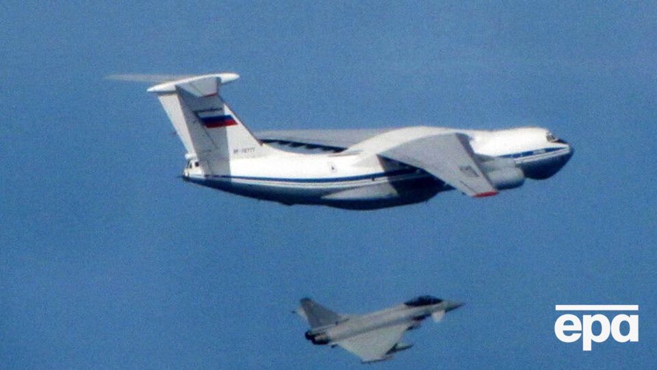 Истребитель Typhoon перехватывает российский транспортник Ил-76