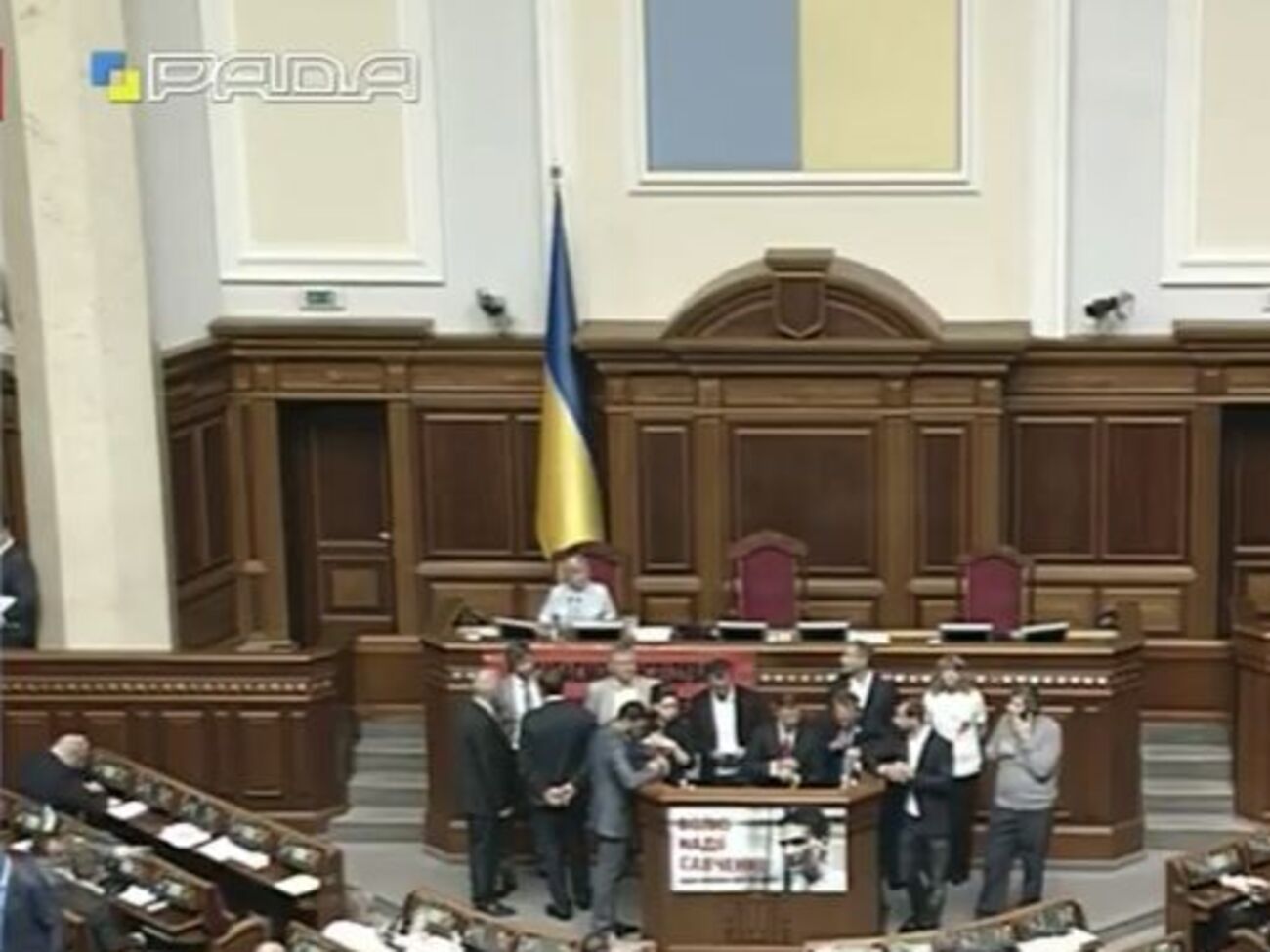 "Радикалы" снова заблокировали трибуну Рады