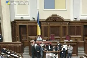 "Радикалы" снова заблокировали трибуну Рады