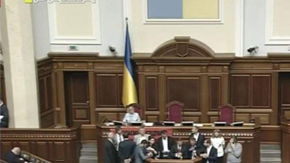 "Радикалы" снова заблокировали трибуну Рады