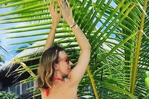 Собчак: "Обязательно --- традиционное фото с отдыха --- "Я в купальнике"