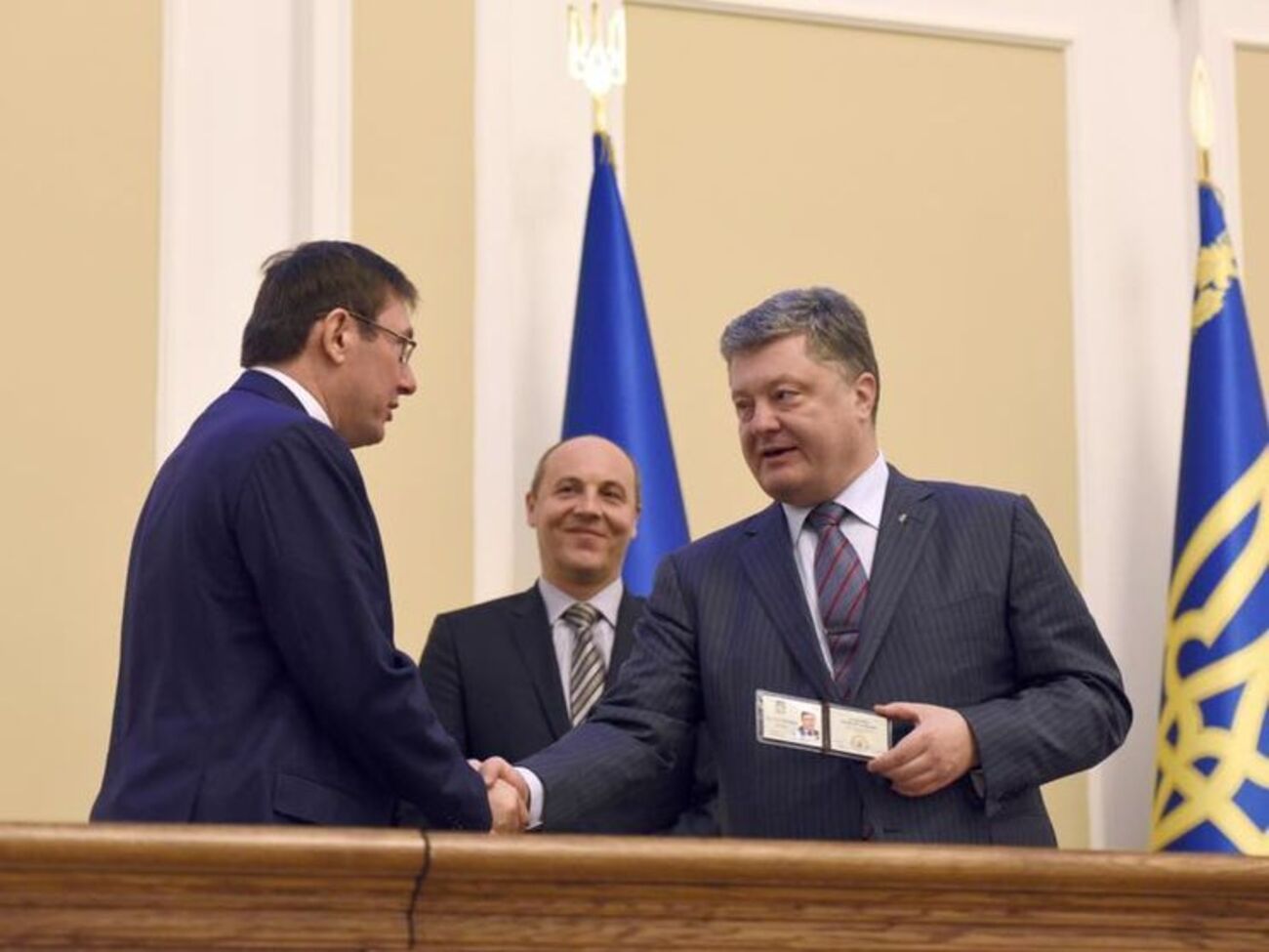 Юрий Луценко, Андрей Парубий и Петр Порошенко во время представления нового генпрокурора коллективу