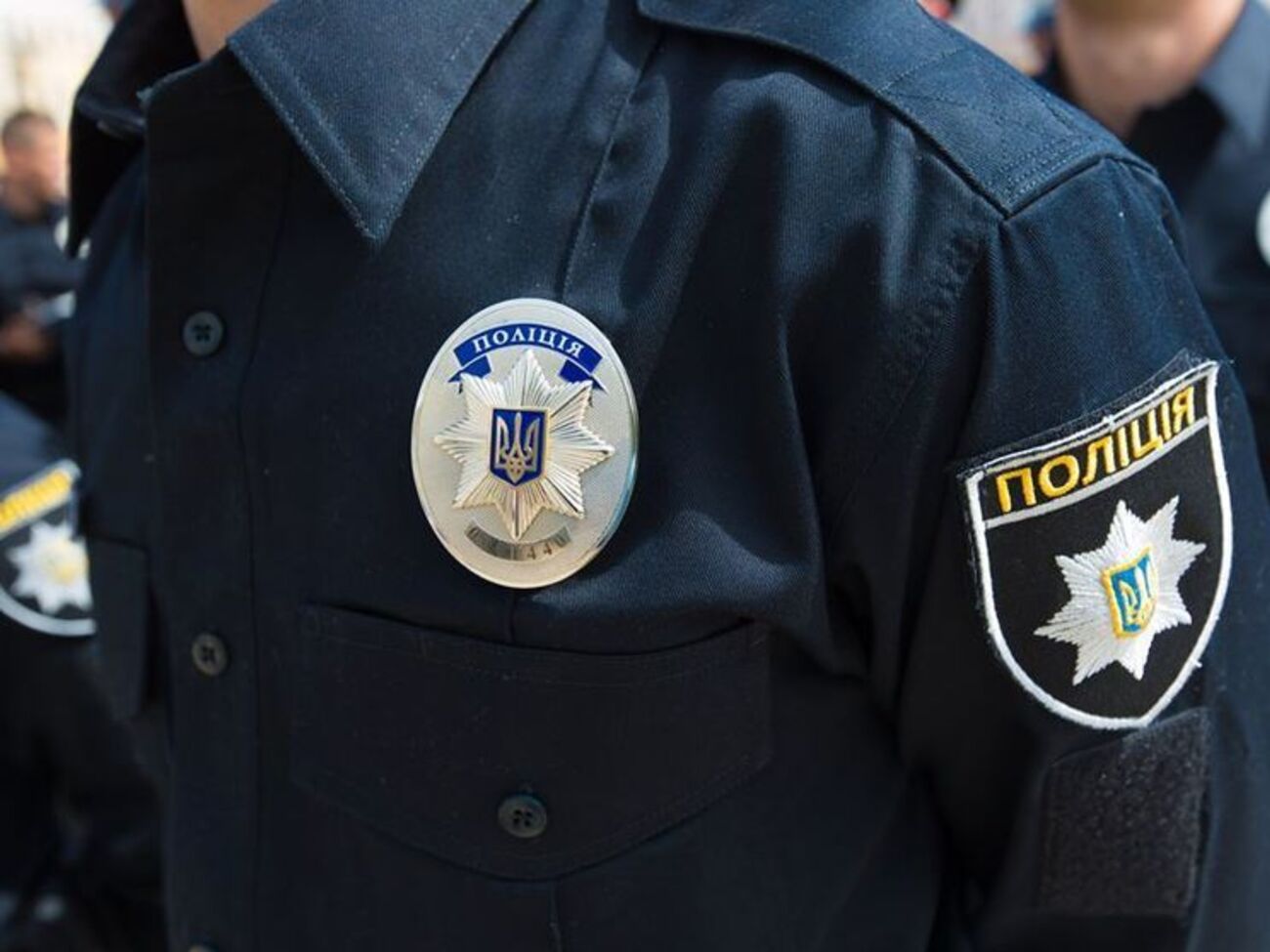 По данным полицейских, несколько десятков человек прибыли на улицу Ревуцкого и пытались выбить двери в помещении охраны автостоянки