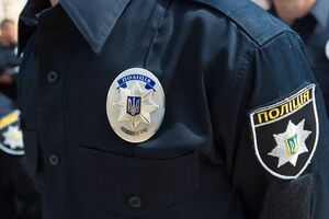 По данным полицейских, несколько десятков человек прибыли на улицу Ревуцкого и пытались выбить двери в помещении охраны автостоянки