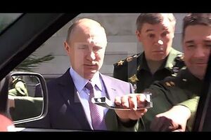 В Кремле призвали с юмором отнестись к легко оторвавшейся ручке российского автомобиля