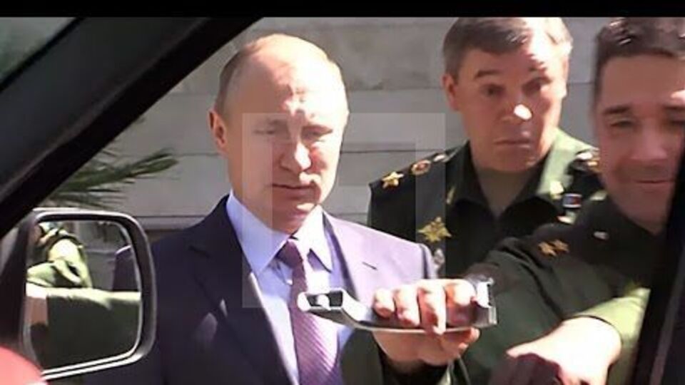 В Кремле призвали с юмором отнестись к легко оторвавшейся ручке российского автомобиля