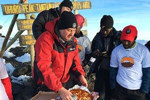 Pizza Hut доставила пиццу на вершину Килиманджаро
