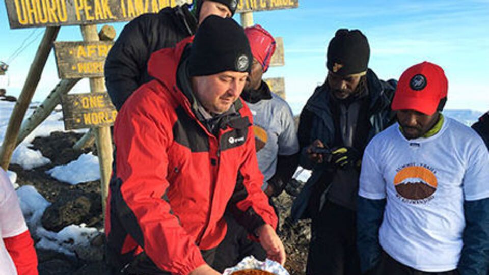 Pizza Hut доставила пиццу на вершину Килиманджаро