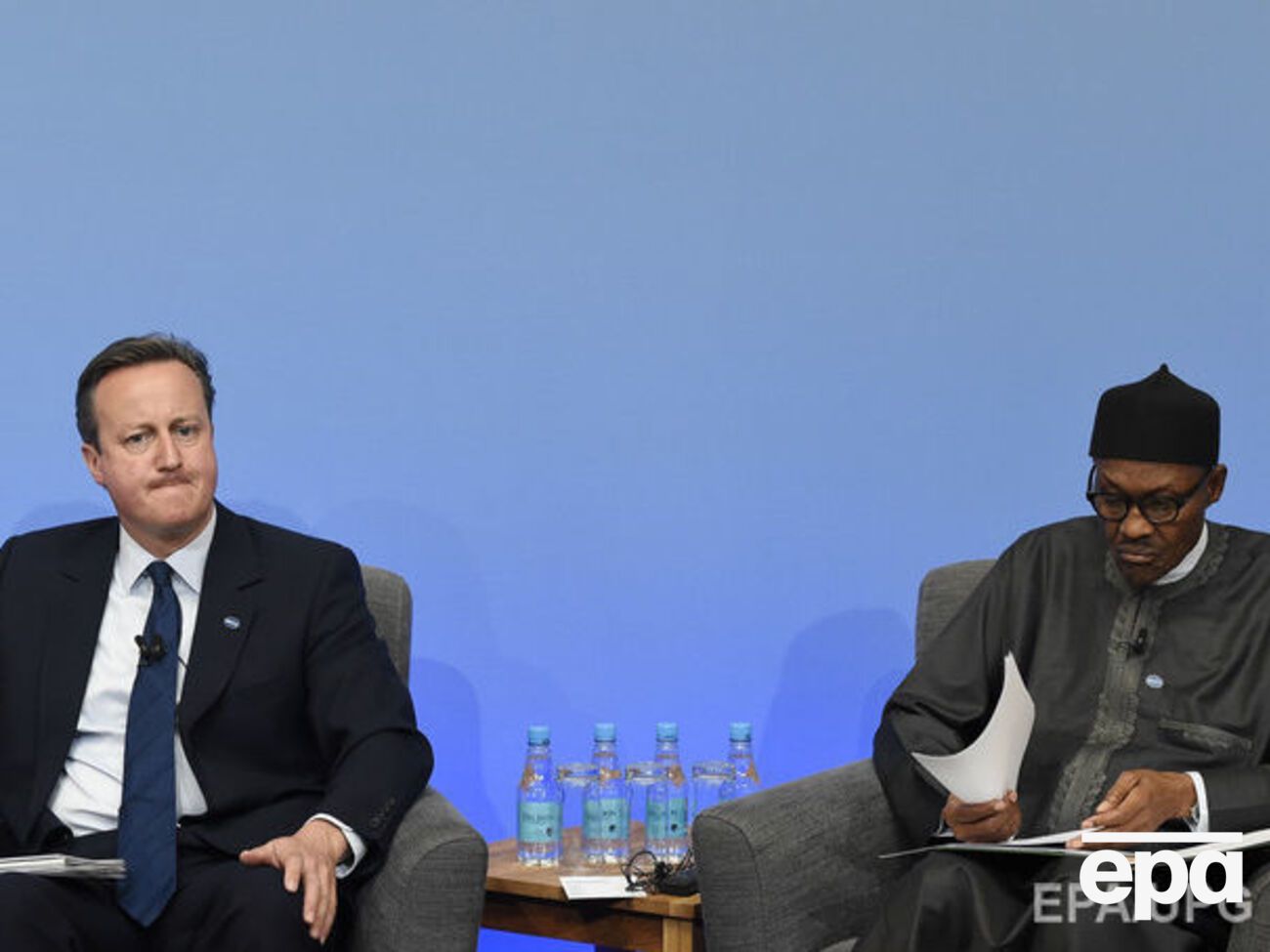 Мохаммаду Бухари (на фото справа) &ndash;&nbsp;Дэвиду Кэмерону: Я не собираюсь требовать каких-либо извинений. Я требую возвращения активов