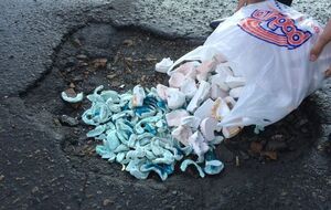 В Барнауле ямы на дорогах засыпали слепками челюстей