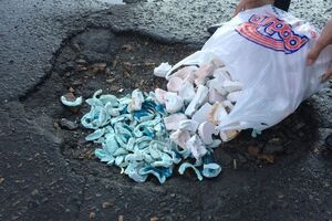 В Барнауле ямы на дорогах засыпали слепками челюстей
