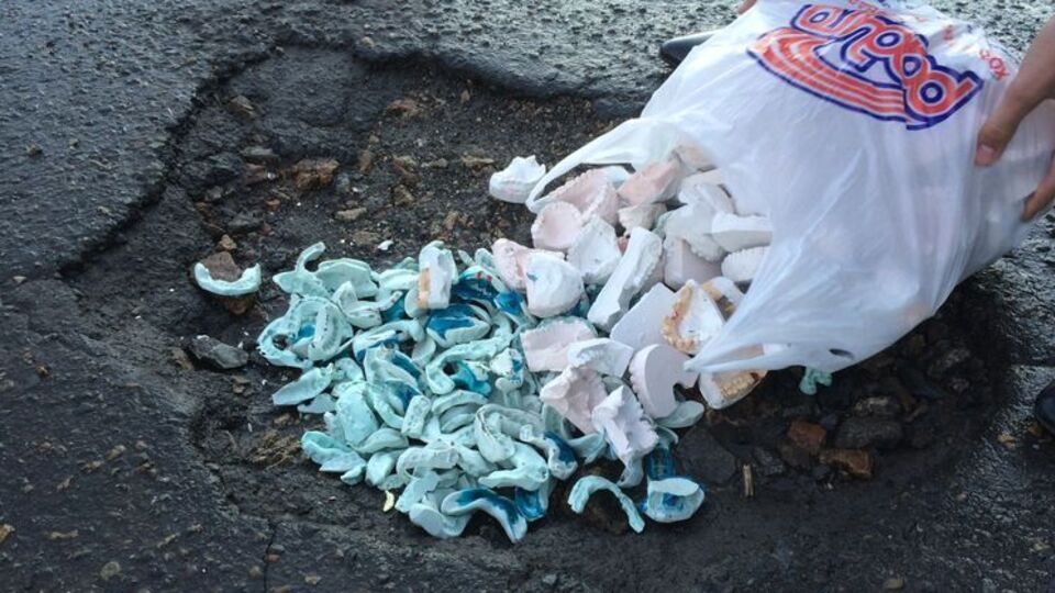 В Барнауле ямы на дорогах засыпали слепками челюстей