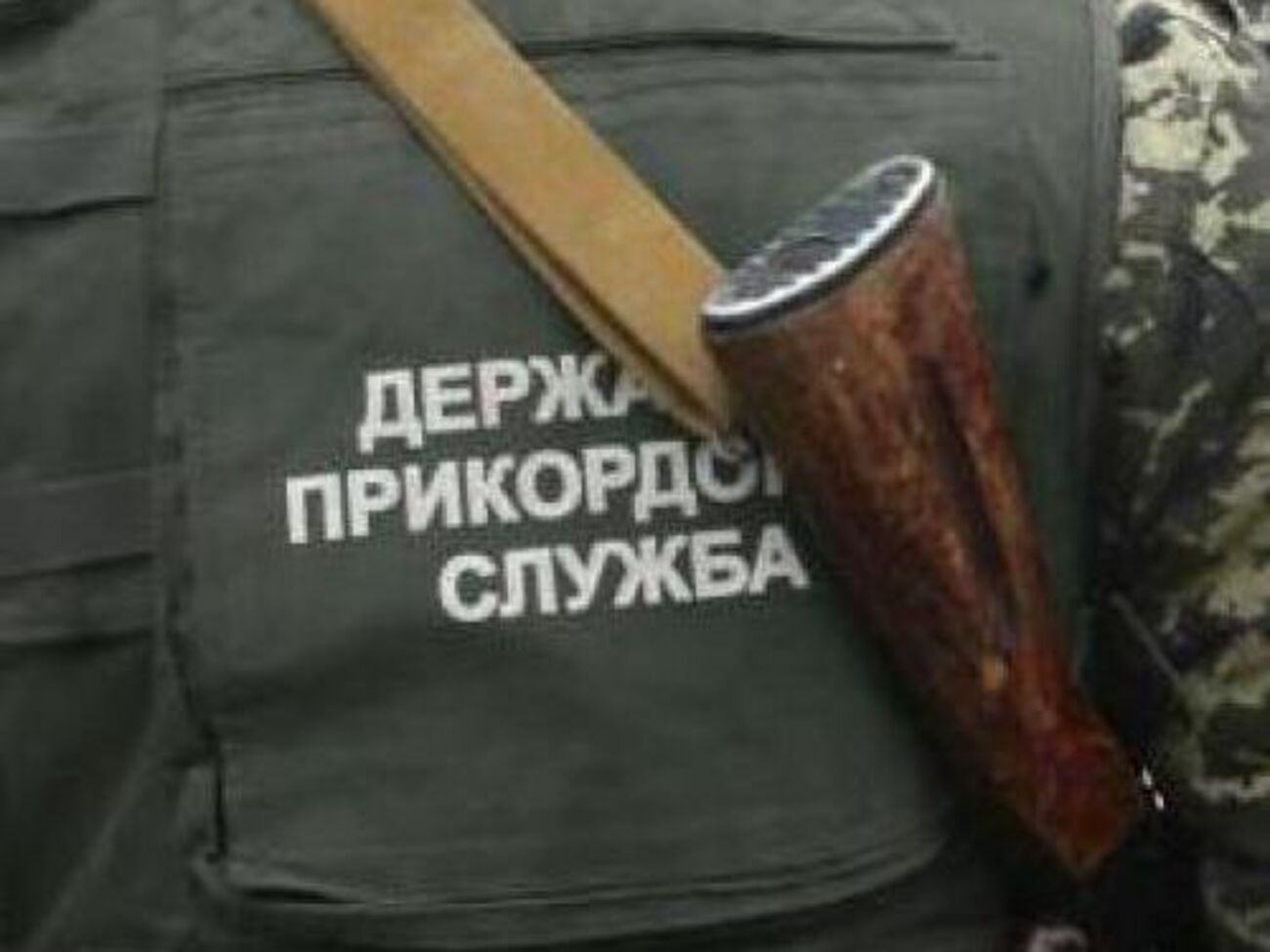 Пограничники во время осмотра микроавтобуса Mercedes обнаружили изделия военного назначения