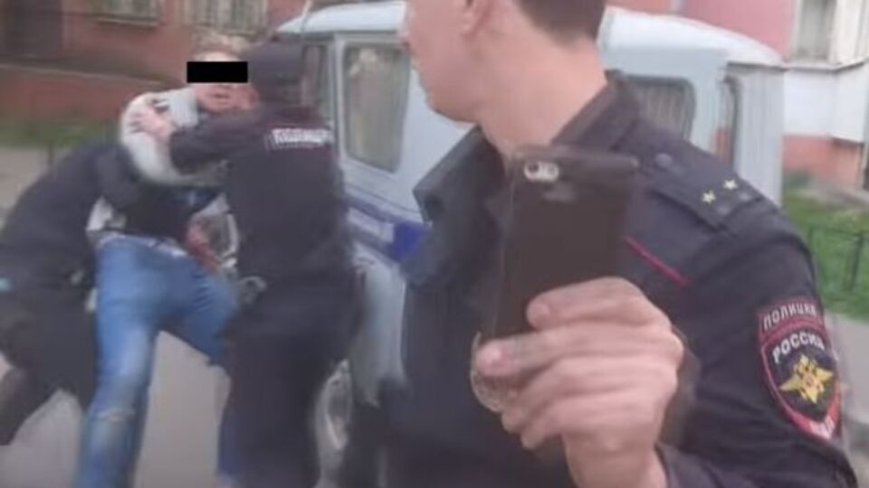 Сотрудники полиции попытались похитить студента