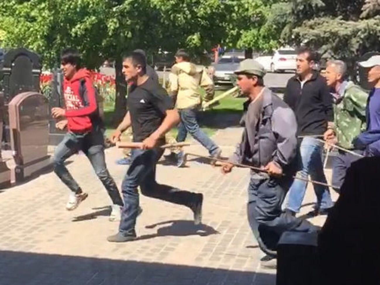 В результате произошедшего на Хованском кладбище, по официальным данным, погибли четверо