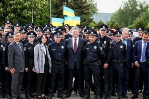 Петр Порошенко: Поздравляю города Славянск и Краматорск с запуском новой полиции!