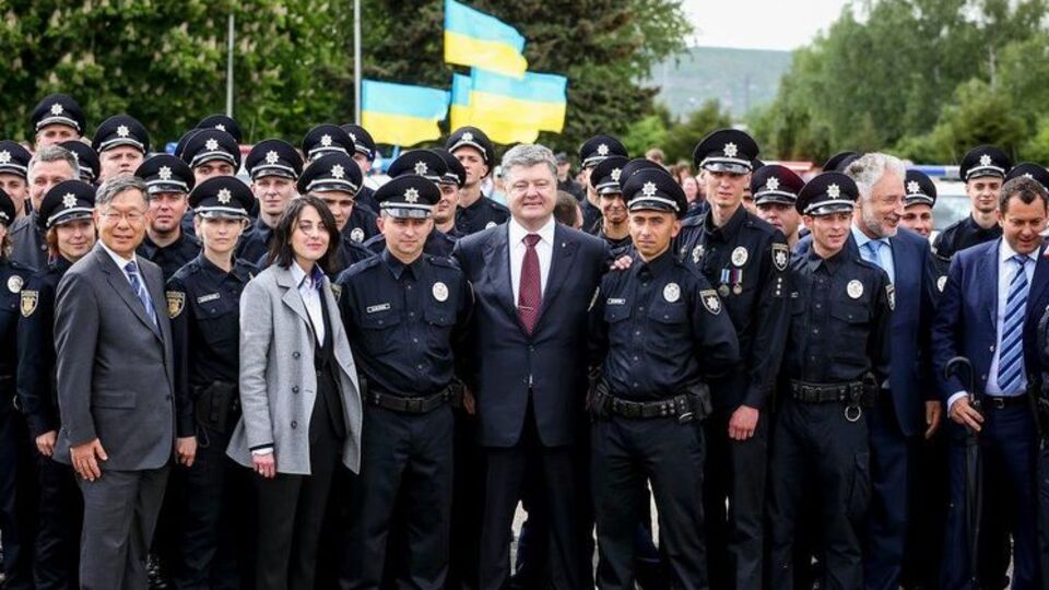 Петр Порошенко: Поздравляю города Славянск и Краматорск с запуском новой полиции!
