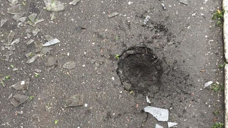 На месте происшествия обнаружили воронку от взрыва и три поврежденных окна