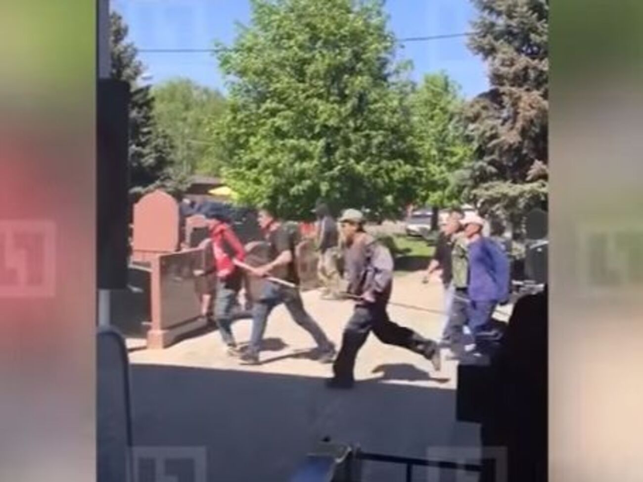 Участники драки на кладбище взяли с собой лопаты