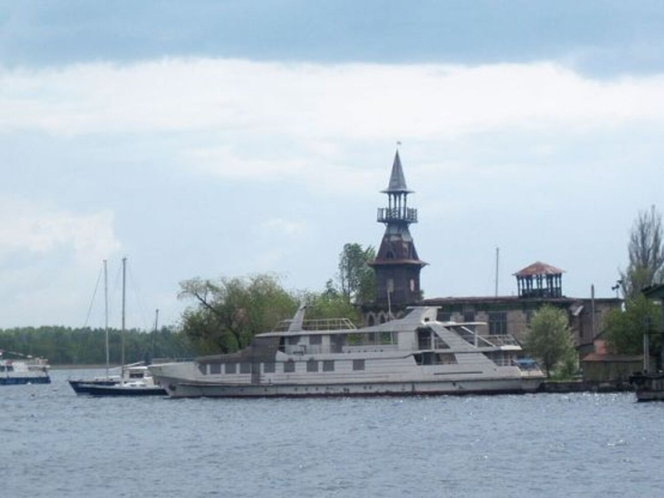 Спасатели доставили пострадавших детей в яхт-клуб