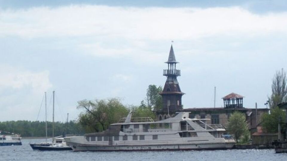 Спасатели доставили пострадавших детей в яхт-клуб