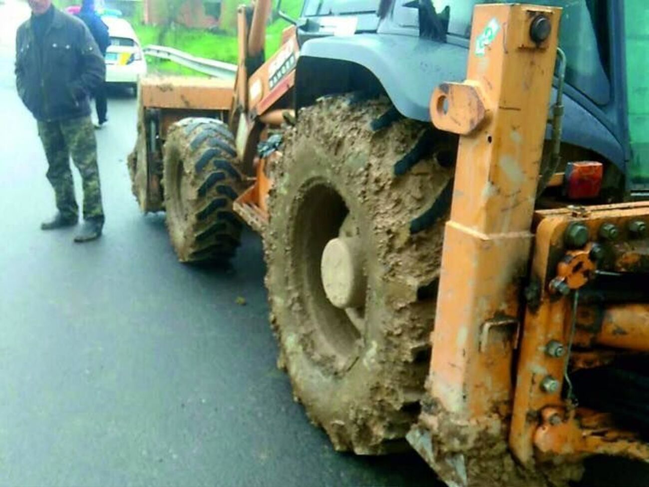 Патрульные полицейские оштрафовали водителя за грязные колеса