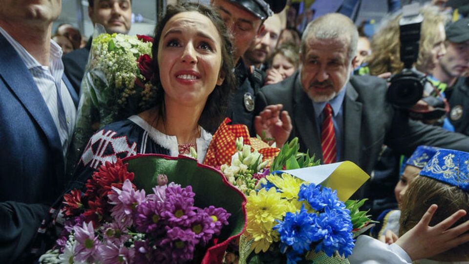Сотни поклонников встречали Джамалу в аэропорту Борисполь. Фоторепортаж