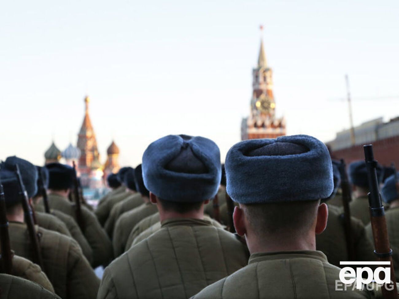 WSJ отмечает, что власти РФ пытаются "заткнуть дыры в бюджете"