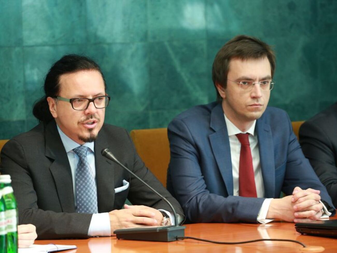 Омелян (справа) официально представил Бальчуна (слева)