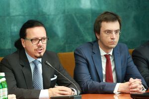 Омелян (справа) официально представил Бальчуна (слева)