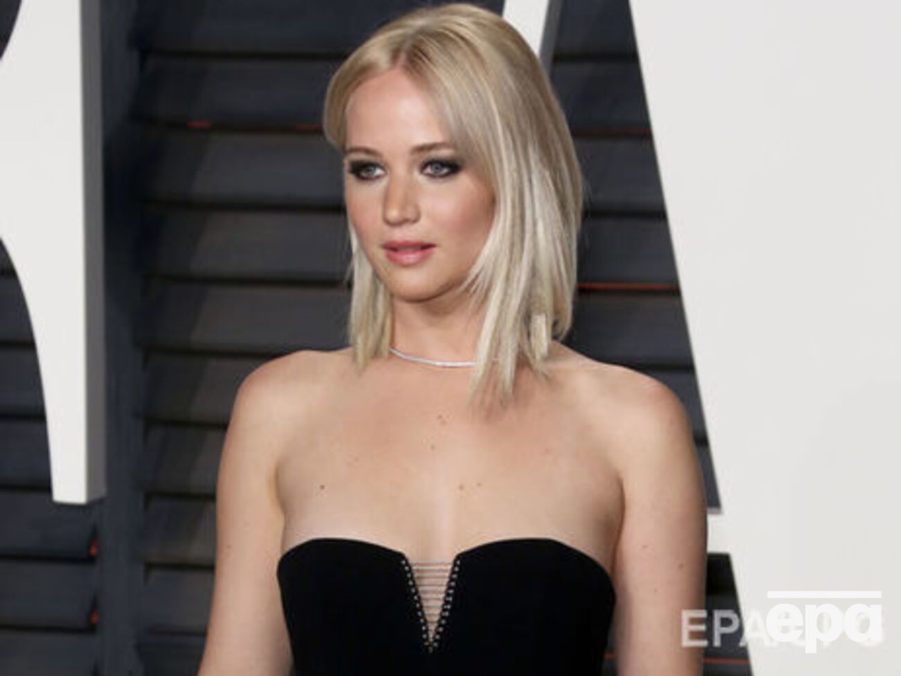 Лоуренс надела топ на голое тело