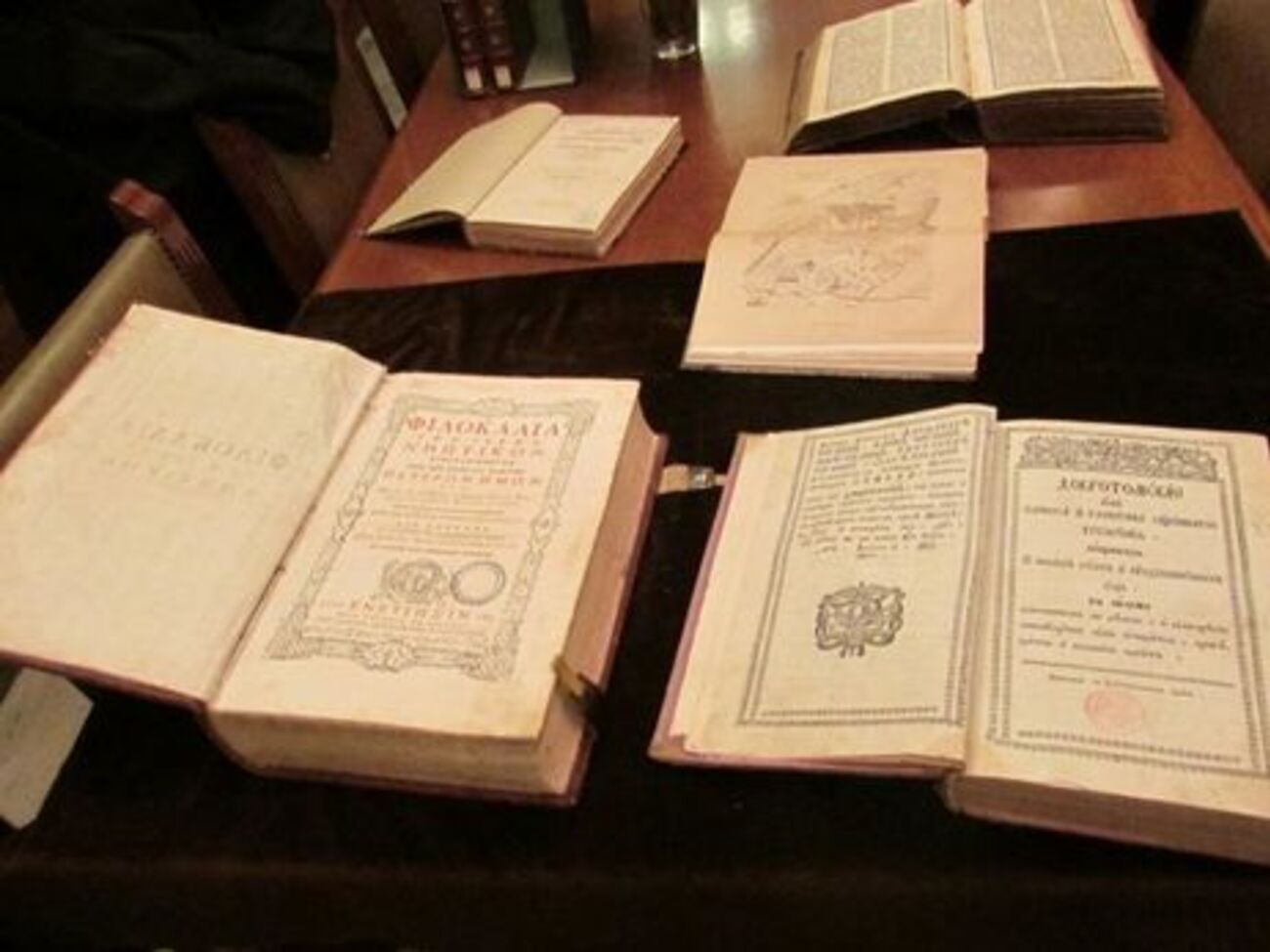 В библиотеке говорят, что украден все-таки "Апостол"