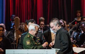 Гергиев получает медаль за Пальмиру